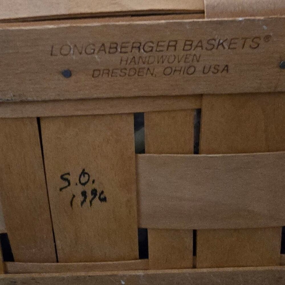 VTG 1996 Longaberger Picnic Basket w/riser Leather Hinges and Wood Latch. EUC - Picture 8 of 11